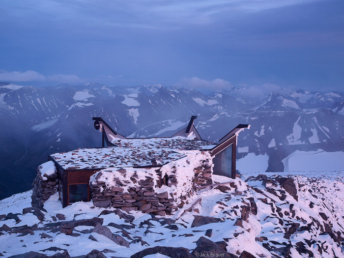 Galdøpiggen summit hut